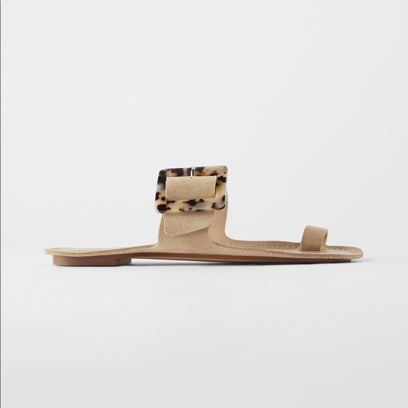 FLAT LEATHER SANDALS WITH TORTOISESHELL BUCKLE - Picture 1 of 6